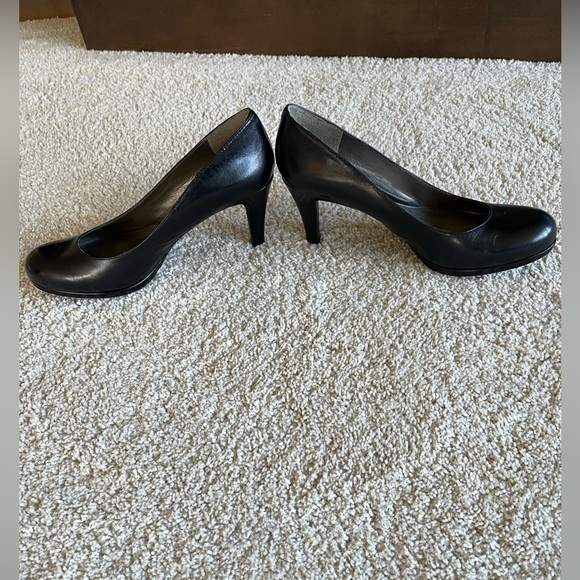 Naturalizer Michelle Pump. Black. Leather. Size 9. - Picture 4 of 4